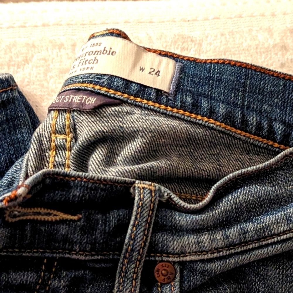 00 juniors Abercrombie& Finch jeans